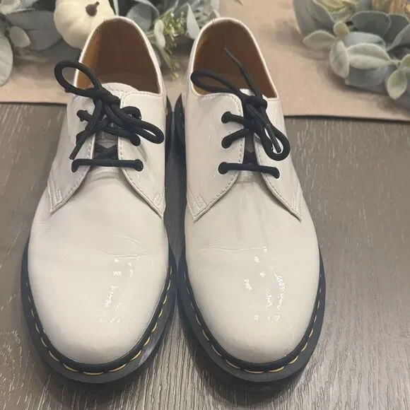 Dr. Martens White Patent Leather Glossy Lace-Up Shoes Oxfords Ladies Size 10 EUC